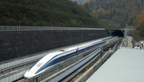 Japan wird voraussichtlich das erste Land weltweit sein, welches eine Langstrecken-Magnetschwebebahnstrecke errichtet und kommerziell betreibt. Zu Testzwecken ist bei Yamanashi bereits von 1990 bis 1996 eine 18 Kilometer lange, doppelspurige Erprobungsstrecke mit einem Tunnelanteil von 86 Prozent gebaut und 1997 in Betrieb genommen worden. Die auf der Teststrecke erreichte Höchstgeschwindigkeit beträgt 581 km/h. 