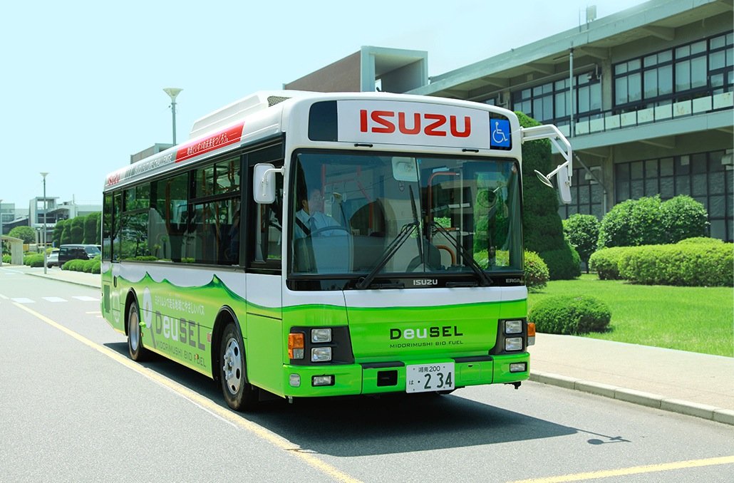 Isuzu nutzt die täglichen Fahrdaten des Werksbusses, um den Algenkraftstoff zu optimieren.