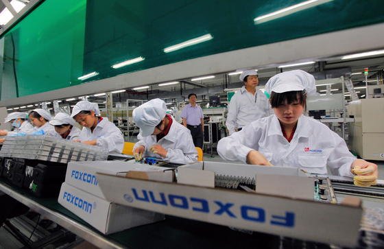 Angestellte von Foxconn im Lunghua-Werk in Shenzhen in China: Foxconn installiert derzeit 10.000 Roboter, die die Produktion des iPhone von Apple übernehmen sollen.