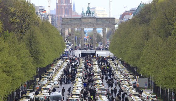 7000 Taxis verursachen jedes Jahr in Berlin eine Kohlendioxidemission von 70.000 Tonnen. Bei einem Wechsel auf Elektroantrieb könnten Taxiunternehmen nicht nur die Umwelt schonen, sondern pro 150 gefahrene Kilometer auch 9,20 Euro sparen. 