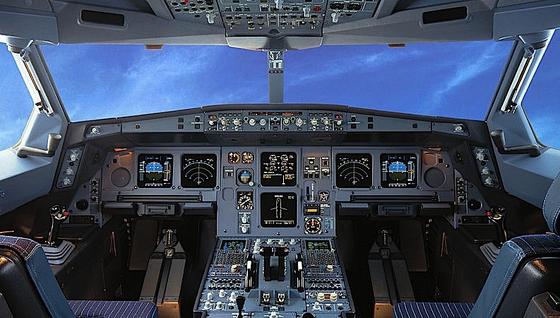 Hier ist noch alles beim alten: das Cockpit eines Airbus A330. In Zukunft sollen Flachbildschirme die Fenster ersetzen. Das Cockpit lässt sich dann auch im hinteren Teil der Maschine unterbringen. 