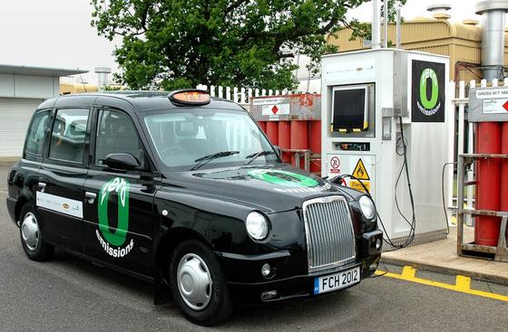 Londoner Taxi von Lotus mit Brennstoffzelle: Forscher der TU Wien tüfteln jetzt an einem Verfahren, durch das Brennstoffzellenautos mit flüssigem Methanol betankt werden können. 