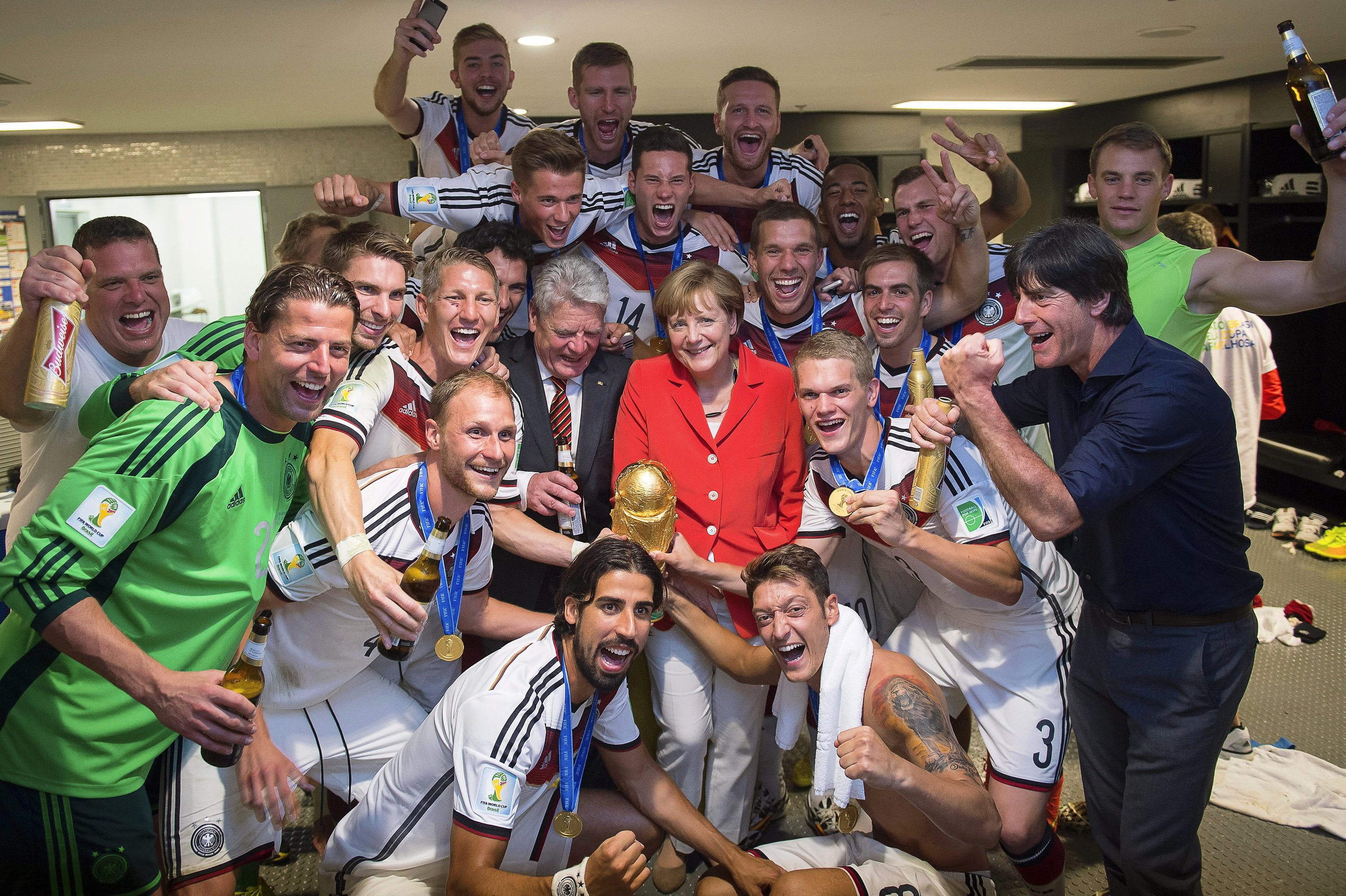 Bundeskanzlerin Angela Merkel und Bundespräsident Joachim Gauck feiern in der Kabine der deutschen Nationalmannschaft: Auf Twitter löste das Endspiel einen Rekord an Tweets aus.