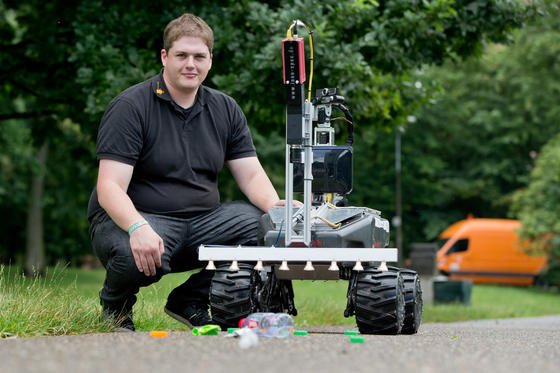 Der Student der Technischen Hochschule Nürnberg, Michael Schmidpeter, präsentiert den von ihm entwickelten Müllsuchroboter Simon. Der Roboter ist mit einer Multi-Sektralkamera ausgestattet und kann versteckten Müll in Wiesen wie Glasscherben und Metallstücke aufspüren.