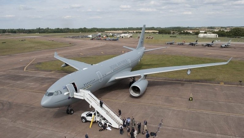 Im Inneren des modifizierten Tankflugzeugs finden 323 Passagiere Platz. Die ersten Reiseziele sind Orlando und Las Vegas in den USA und Cancun in Mexiko.