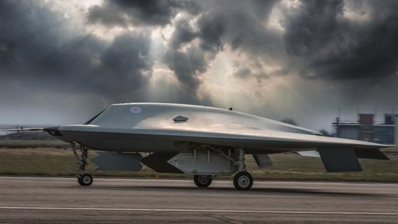 Bislang haben die Unternehmen BAE und Dassault Aviation die Drohne Taranis entwickelt. Sie hatte ihren Erstflug im August 2013. Jetzt müssen sie die künstliche Intelligenz für den unbemannten Kampfjet weiterentwickeln. 