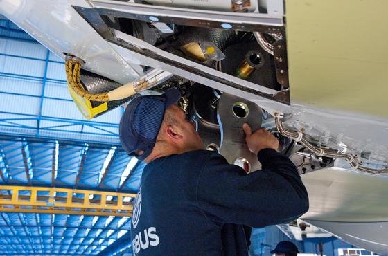 Montage an der Tragfläche eines A330 in Toulouse: 3000 Schrauben müssen in nur einer Tragfläche angezogen werden. Ein neuer, sehr flexibler Roboter soll einen Teil dieser Aufgabe übernehmen.