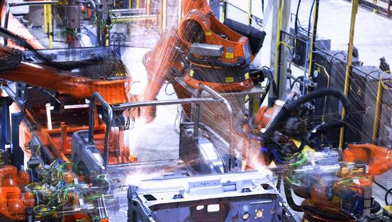 Von der Karosserieherstellung, über die Lackierung bis hin zur Endmontage automatisiert die Automobil- und Zulieferindustrie inzwischen komplette Herstellungsprozesse mit Robotern. 2013 erwarb die chinesische Industrie 36.560 neue Roboter – 60 Prozent mehr als im Vorjahr. 