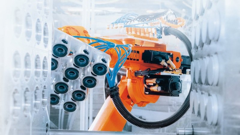 Roboter automatisieren auch Prozesse in der Kunststoffindustrie. Der Grund für den Boom in China: Roboter werden billiger, Personalkosten steigen hingegen. 