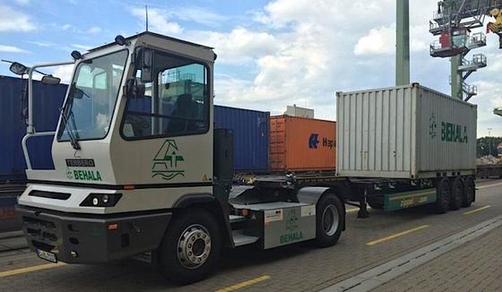 Der Elektro-Lkw mit 20-Fußcontainer im Umschlagterminal am Berliner Westhafen.