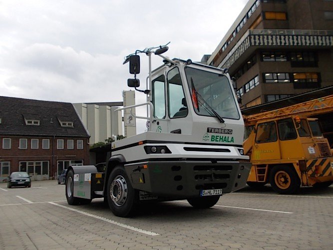 Die Elektro-Zugmaschine der Firma Terberg auf dem Gelände des Berliner Westhafens: Von dort aus werden die Container zum Empfänger transportiert.