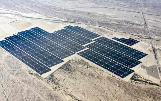 Aus der Vogelperspektive werden die gigantischen Größenverhältnisse sichtbar. Der Solarpark Agua Caliente arbeitet mit über fünf Millionen Solarmodulen auf einer Fläche von fast zehn Quadratkilometern. Rechts im Bild sind die Technikgebäude der Anlage kaum zu erkennen. 