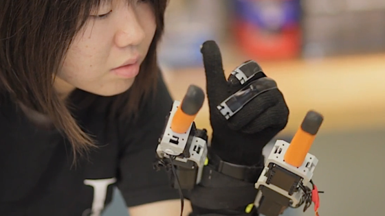 Die Roboterprothese des MIT: Der Sensorhandschuh überträgt die Bewegungen der natürlichen Finger an die Prothese. Die künstlichen Finger bewegen sich dann synchron. 