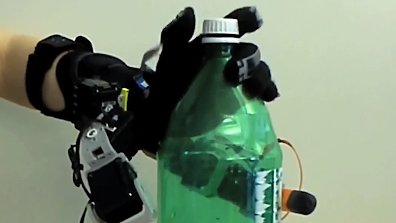 Flaschen öffnen mit einer Hand ist kein Problem: Die Roboterfinger halten die Flasche, die natürlichen Finger schrauben den Deckel ab. 