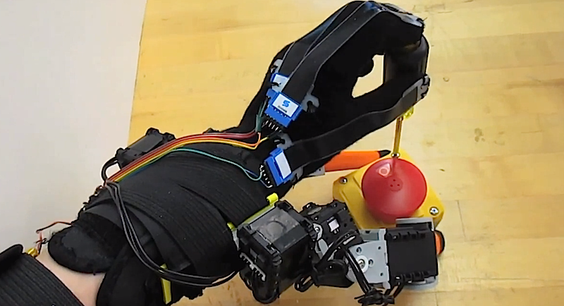 Auch in der Industrie könnte die Roboterprothese zum Einsatz kommen. Arbeitsschritte wie diese sind dann mit einer Hand machbar. 