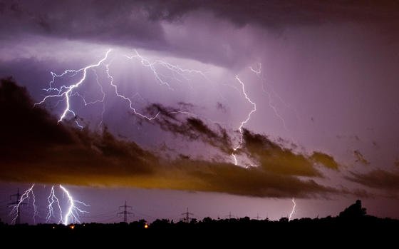 Blitze zucken am 10. Juni 2014 am Himmel über Algermissen im Landkreis Hildesheim (Niedersachsen): Im vergangenen Jahr gab es in Deutschland rund 550.000 Blitze, hat der Blitz Informationsdienst von Siemens mitgeteilt.