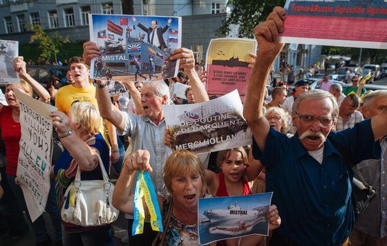 In Kiev gab es Proteste gegen die geplante Auslieferung eines Kriegsschiffes an Russland. Frankreich hat bereits 2011 von Russland den Auftrag erhalten, vier der Mistral-Hubschrauberträger zu bauen. Das erste ist nun fast fertig. 