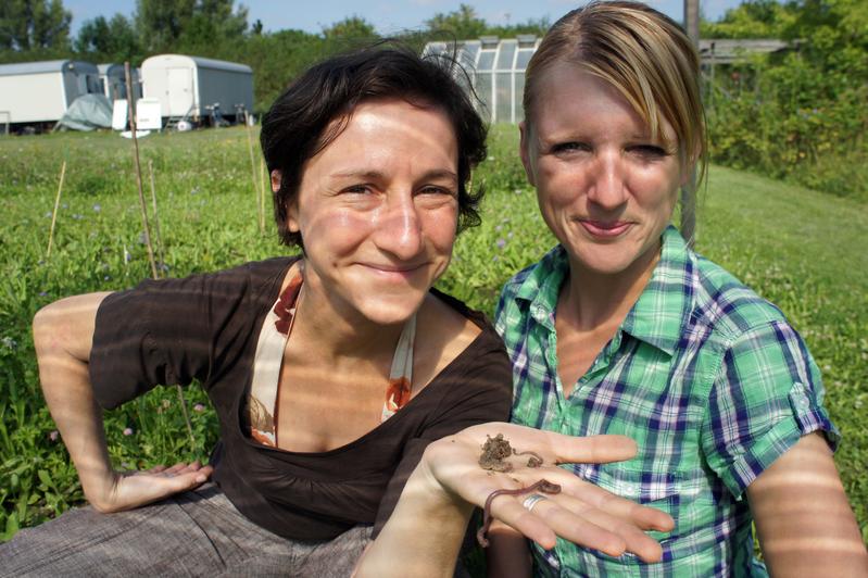 Junior-Professorin Dr. Anke Holdebrandt (li.) und Dr. Christine Fischer von der Uni Jena haben untersucht, welche Rolle Regenwürmer bei der natürlichen Infiltration von Niederschlagswasser spielen.
