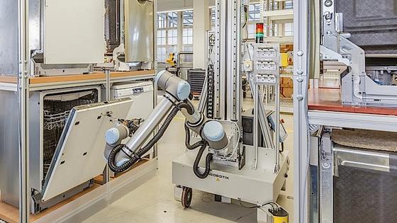 Rund um die Uhr bedient der Fraunhofer-Roboter die Spülmaschine: Er öffnet die Tür, legt Schmutz und Spülmittel nach und startet das Programm. 