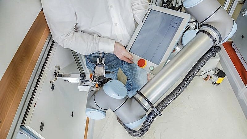 Fachpersonal ist für die Bedienung des Roboters nicht erforderlich: Der elektrische Arm merkt sich Start- und Stopppositionen neuer Bewegungen per Knopfdruck. 