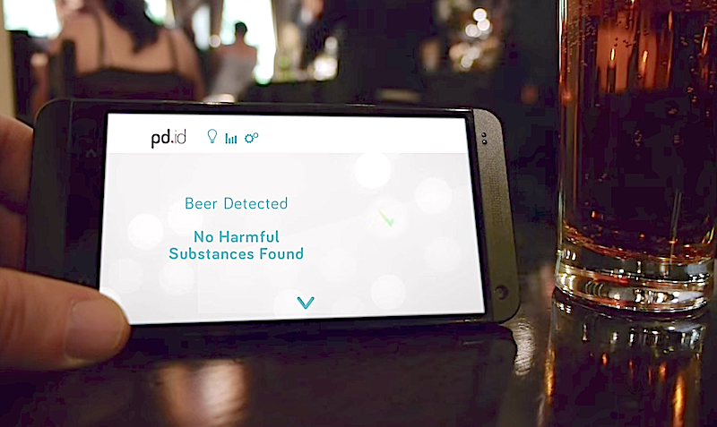 Das Analysegerät kann die Zusammensetzung der Flüssigkeit direkt ans Smartphone senden. Der Nutzer kann sich dann in einer App neben dem Getränkenamen auch die Unbedenklichkeit anzeigen lassen. 