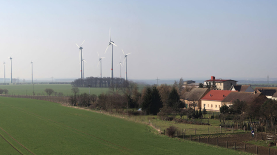 43 Windräder versorgen Feldheim mit Strom. Seit 2010 ist das kleine Dorf in Brandenburg das erste und einzige energieautarke Dorf Deutschlands. 