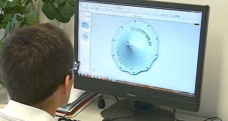 Am Computer entwickelte Nussbaumer gemeinsam mit seinem Team ein effizientes Design: Der Filter lässt sich günstig herstellen und einfach auf eine Plastikflasche aufschrauben. 