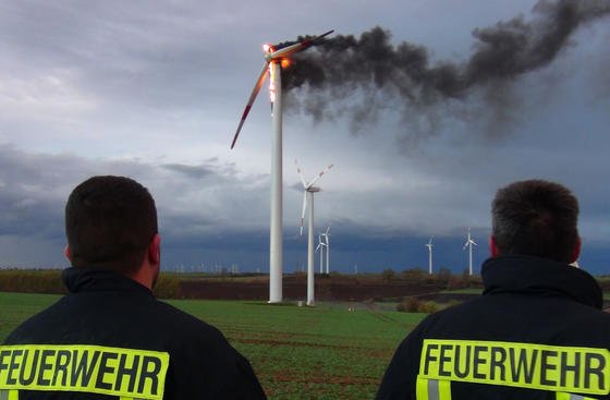 Ein Windrad brannte im Oktober 2013 auf einem Acker im Bördekreis in Sachsen-Anhalt, rund 20 Kilometer westlich von Magdeburg. Die Feuerwehr vermutete, dass Windböen zu einer Überhitzung geführt hatten. 