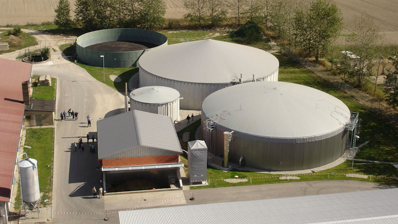 Neben 43 Windrädern und einer Holzhackschnitzelverbrennungsanlage steht in Feldheim auch diese Biogasanlage. Doch weniger als ein Prozent des erzeugten Stroms benötigen die Einwohner selbst. Einen Teil des Überschusses können sie zukünftig speichern. 