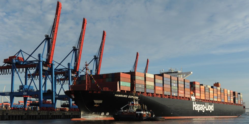 Ein Schiff der Reederei Hapag-Lloyd macht in Hamburg auf der Elbe am Container Terminal Altenwerder (CTA) fest. Die Schiffe müssen regelmäßig von Seepocken gereinigt werden. Denn gemeinsam mit Muscheln und Algen erhöhen die Krebstiere den Wasserwiderstand der Schiffe und erhöhen ihren Treibstoffverbrauch. 