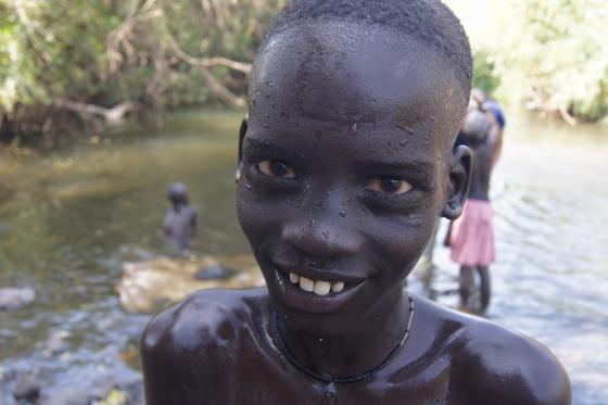 Ein Mursi-Junge badet im äthiopischen Omo-Tal in einem Fluss. In vielen Teilen Afrikas ist sauberes Trinkwasser ein Mangel. Elektrochemische Entsalzungsanlagen könnten helfen. 