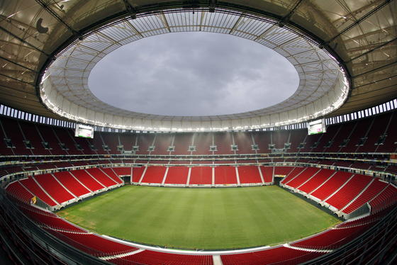 Im WM-Stadion in Brasilia feierten 68.000 Fußball-Fans die WM 2014. Da es in Zukunft nicht ausgelastet sein wird, könnten gleich auch Menschen in Wohncontainern darin wohnen und die Solaranlagen nutzen, so die Idee der Architekten. 