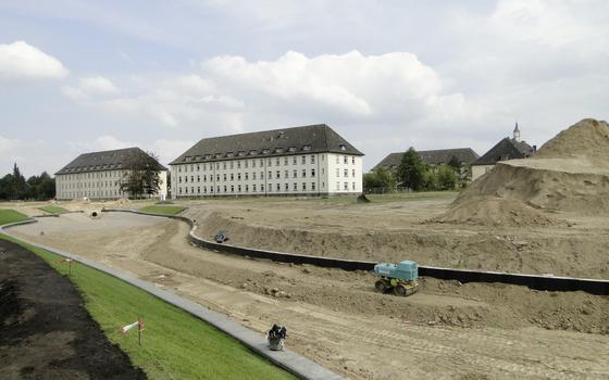 Die denkmalgeschützten Gebäude der Lettow-Vorbeck-Kaserne in Hamburg wurden saniert und bleiben erhalten. Rundherum entsteht ein neues Wohngebiet, das mit der Wärme aus dem Abwasser beheizt wird. Insgesamt 2000 Menschen sollen künftig in dem Gebiet in Hamburg leben.