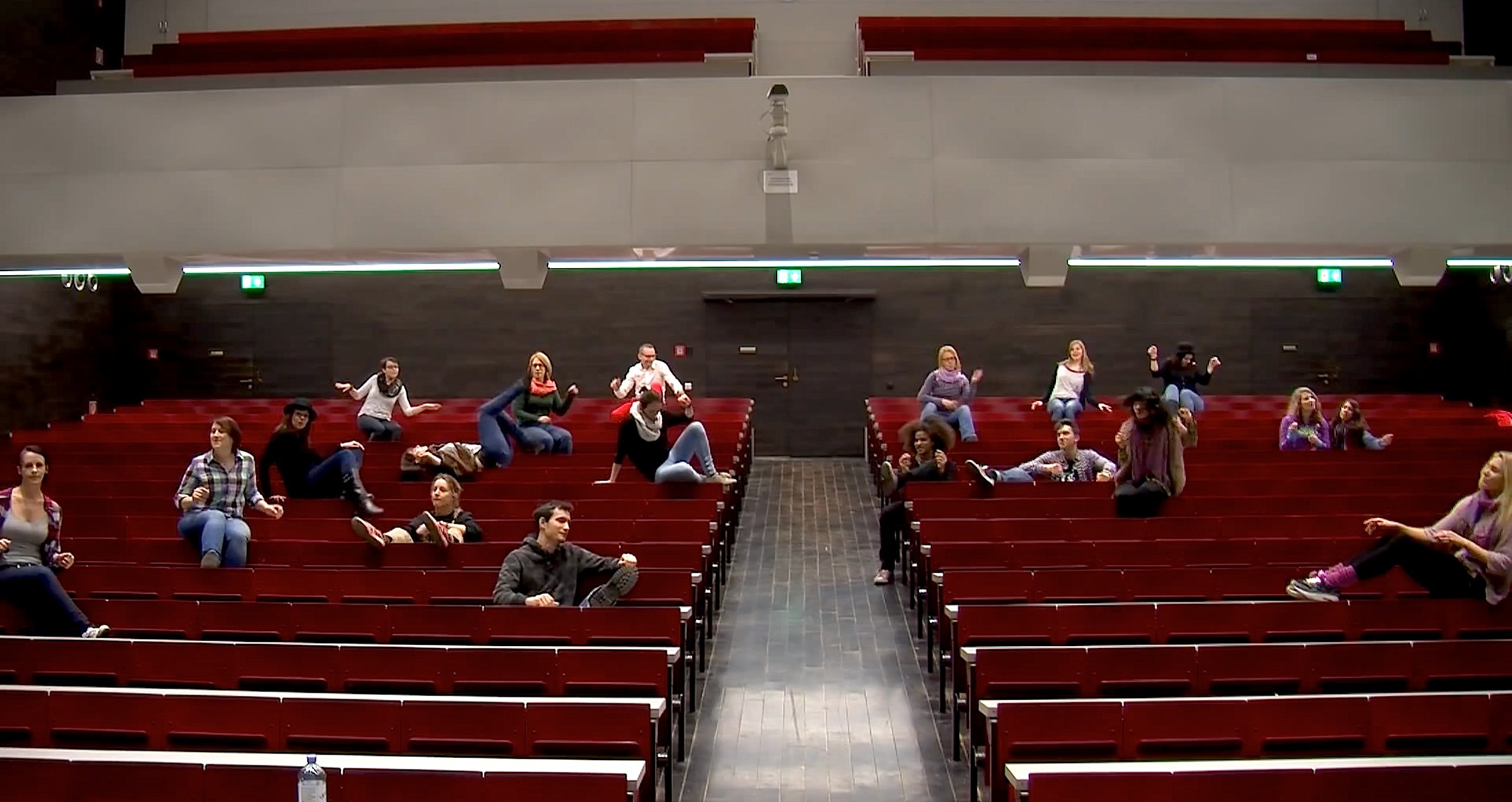 Sitztanz im Hörsaal der Universität Wien: Vor allem im Ausland haben viele technische Universitäten die Chance genutzt, ihr Image mit einem Happy-Video aufzupolieren. In Deutschland gibt es Happy-Videos nur von der RWTH Aachen und der TU München.