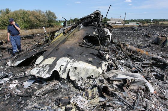 Absturzstelle des Flugs MH17 im Osten der Ukraine. Für Malaysia Airlines handelt es sich um die zweite Tragödie in 2014 – nach dem rätselhaften Verschwinden des Flugs MH370. 