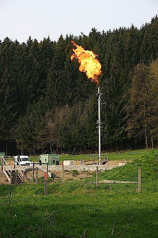 Gasfackel in Assing bei Taching: Anfang Januar 2012 hatte Bayerngas das Gasfeld im oberbayerischen Landkreis Traunstein offiziell in Betrieb genommen. Täglich gelangen rund 20.000 Kubikmeter umweltschonendes Gas zu bayerischen Kunden.