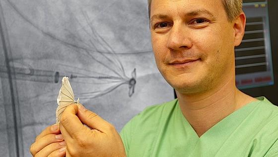 Dr. Julian Widder zeigt den Mini-Fallschirm, der das Vorderwandaneurysma eines Patienten verschlossen und somit die Pumpleistung seines Herzens wieder erhöht hat. Bereits zwei Tage nach dem Eingriff war der Patient wieder entlassen. 