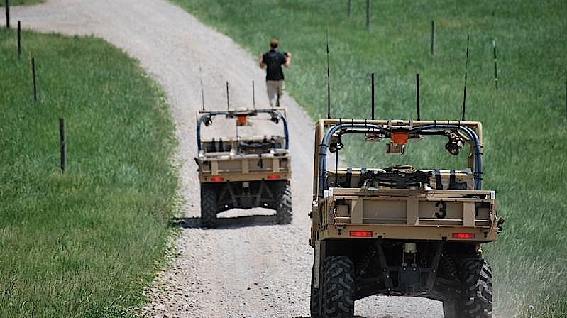 Falls die Jeeps einmal feststecken, kann ein Soldat aus der Ferne die Steuerung per Fernbedienung übernehmen. Außerdem reicht das Umlegen eines Schalters aus, um die Fahrzeuge ganz konventionell zu fahren. 