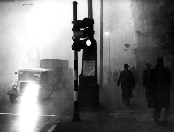 London bei dichtem Nebel im November 1958: Ampeln waren in diesem Jahrzehnt, genau wie in Deutschland, längst nicht mehr nur in großen Städten zu finden, sondern feierten ihren Siegeszug auch in kleineren Gemeinden. 
