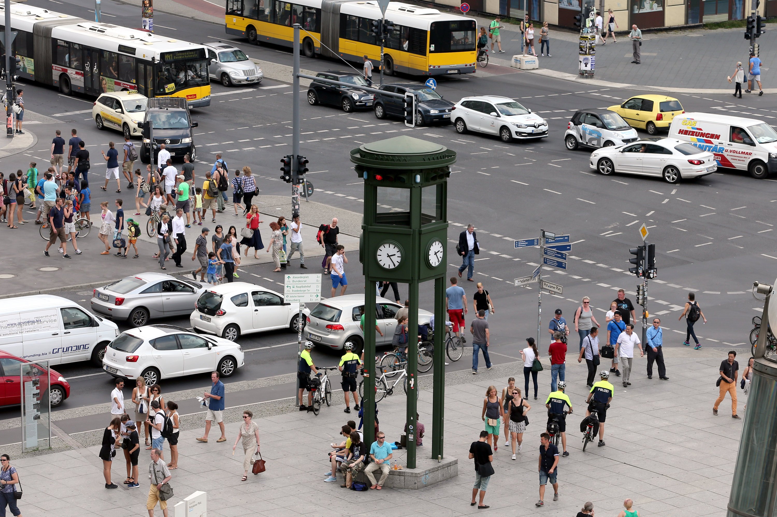 Der 1924 auf dem Potsdamer Platz in Berlin errichtete fünfeckige Verkehrsturm war die erste Ampel in Europa. Er ist zu einem Wahrzeichen der Metropole geworden. Früher regelte ein Polizist im Turm die Lichtsignale per Hand. 