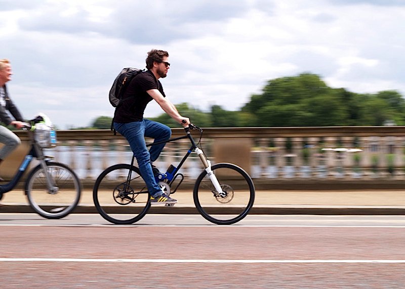 Der Designer Offer Canfi unterwegs in London auf seinem Flux-Bike mit induktiver Ladetechnik.