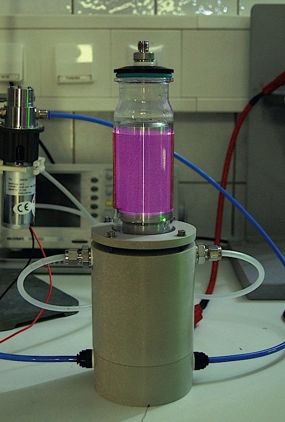 Offener Plasmareaktor der Fraunhofer-Forscher für die Wasserreinigung. Bringt man verunreinigtes Wasser in Kontakt mit einem solchen Plasma, so reagieren die Radikale mit den im Wasser gelösten Schadstoffen.