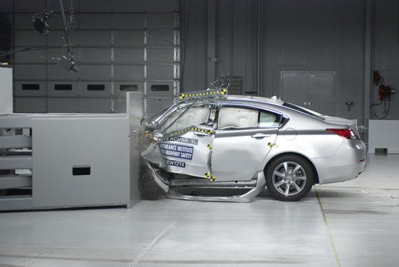 Audi A4 beim Crashtest: Das Biegeverhalten der verbauten Nieten lässt sich bei Unfällen bisher schlecht voraussagen. Mit dem Computermodell können Autobauer gezielt mit unterschiedlichen Material- und Dickenkombinationen experimentieren. 