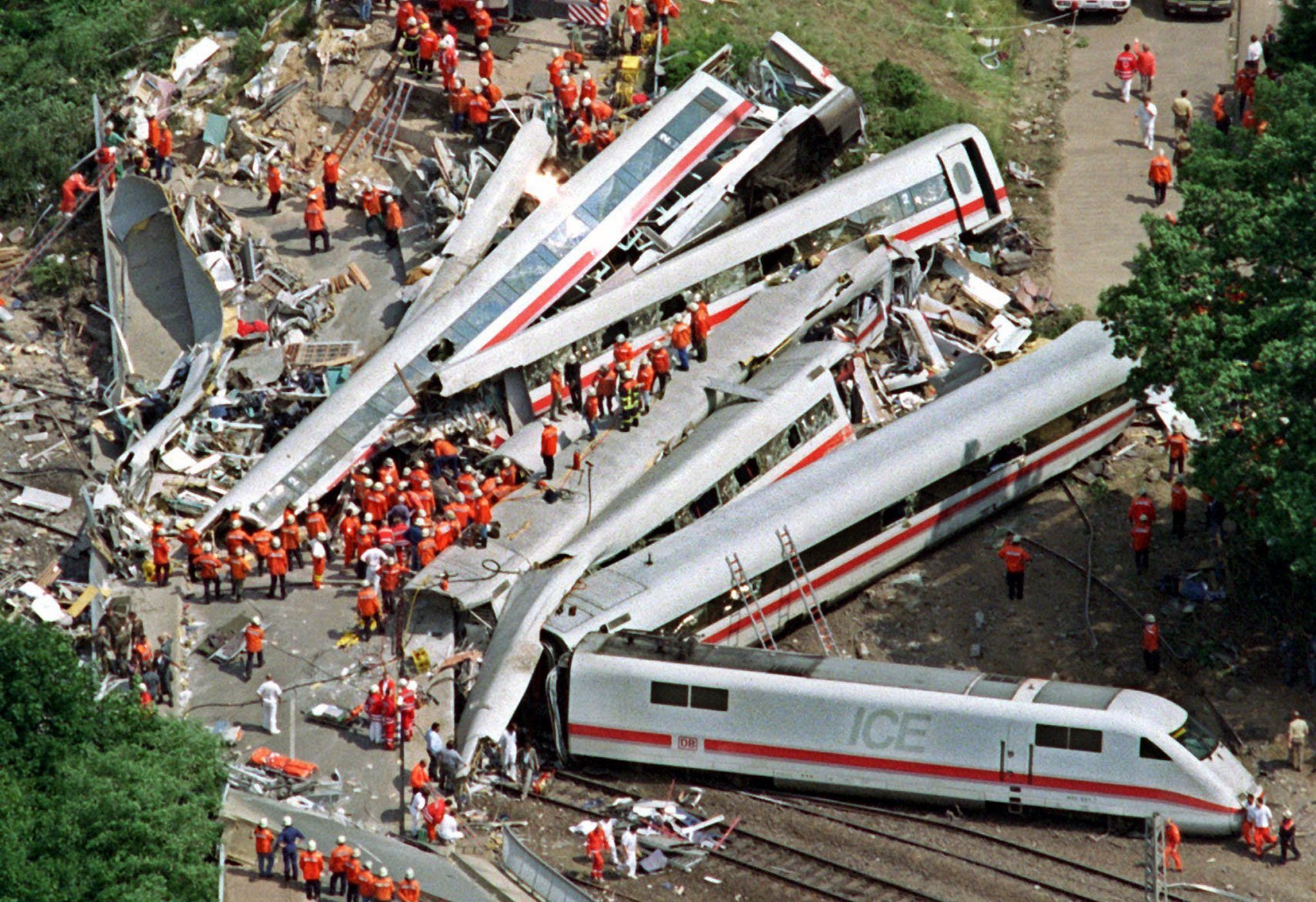 Das Unglück in Eschede war das schwerste Bahnunglück der Nachkriegsgeschichte: Am 3. Juni 1998 raste der Intercity-Express 884 dort mit 200 km/h gegen eine Betonbrücke und entgleiste. 101 Menschen kamen ums Leben. Unfallursache war ein gebrochenes Rad. 