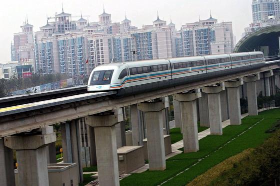 Ein Transrapid deutscher Fabrikation verlässt im Jahr 2003 den Bahnhof in Shanghai. Die Technik für die neuen Magnetschwebebahnen soll allerdings nicht aus Deutschland stammen, sondern aus Changsha selbst. 