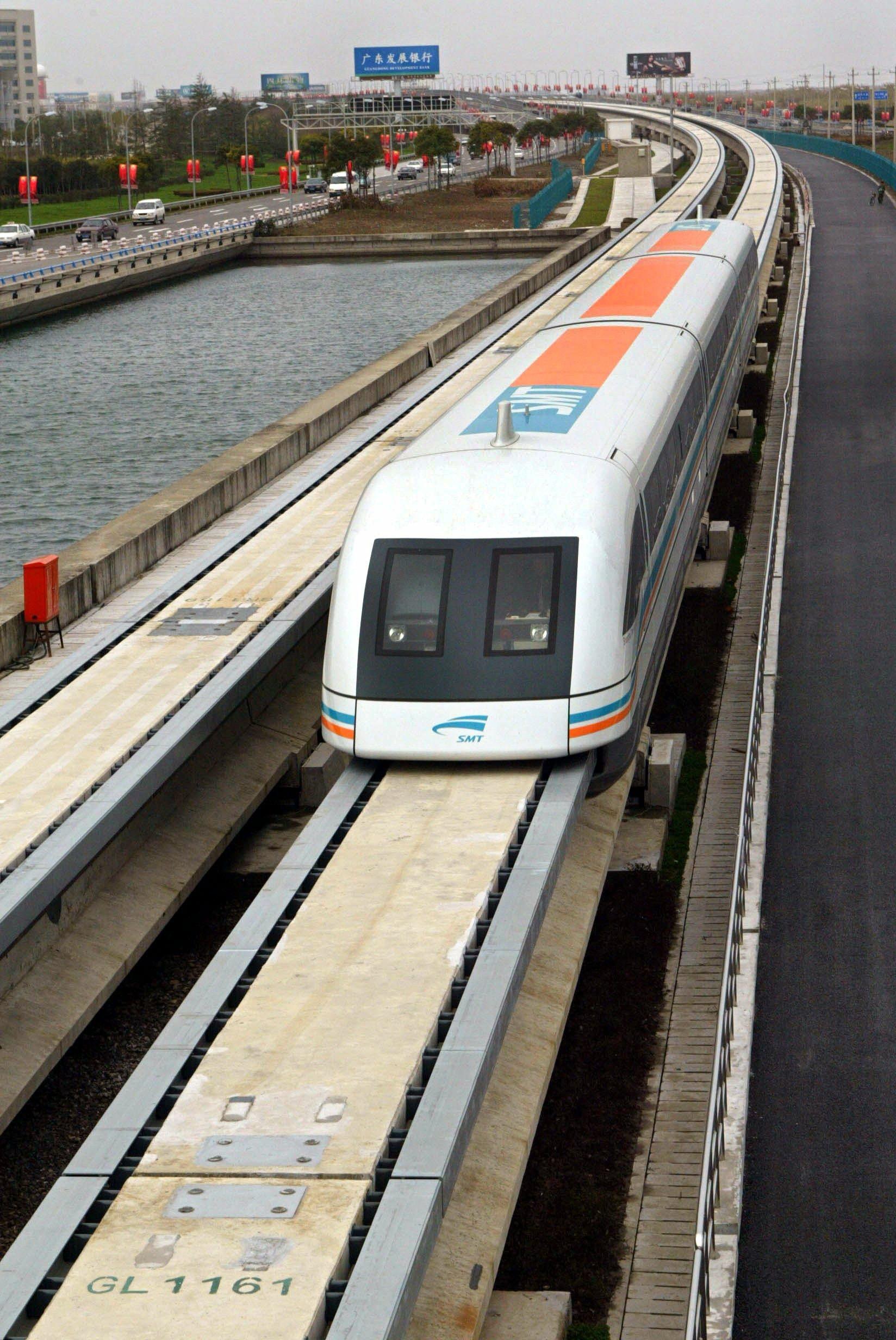 Transrapid in Shanghai: Auf Wohlwollen bei der Bevölkerungen stoßen die Züge besonders wegen ihres geringen Geräuschpegels. Die unklaren gesundheitlichen Auswirkungen der elektromagnetischen Strahlung sind allerdings Grund zum Streit. 