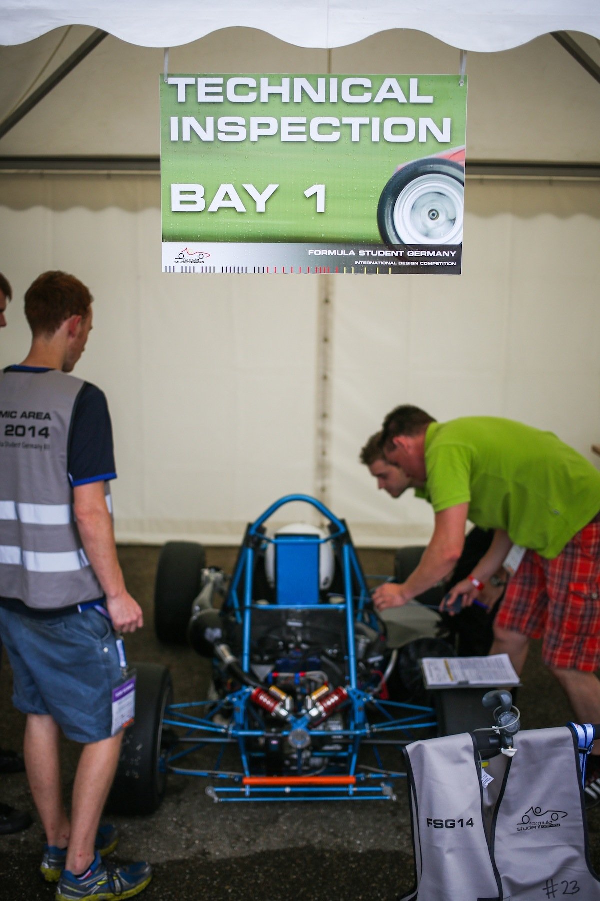 Trubel in der Boxengasse auf dem Hockenheimring beim Formula Student Germany.