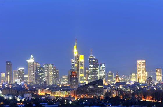 Die Frankfurter Skyline: In der Stadt stehen fünf Wolkenkratzer, die höher als 200 Meter sind. Hinzu kommen 95 Hochhäuser, die über 50 Meter in den Himmel ragen. Den Höhenrekord hält der Commerzbank Tower mit einer Höhe von 259 Metern. 