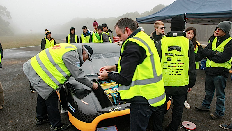 Für die Rekordfahrt verwendete das Team aus Australien einen handelsüblichen, 60 Kilogramm schweren Akku. 