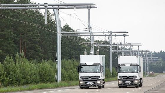 Siemens testst die Oberleitungen für elektrische Lkws auch in Deutschland: Im brandenburgischen Groß Dölln, etwa 120 Kilometer nördlich von Berlin gelegen, fahren auf dem einstigen DDR-Militärflugplatz Templin umgerüstete Hybrid-Lastwagen über den eHighway.